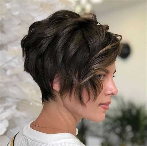 coupe de cheveux court femme 2023|coupe de cheveux petite.